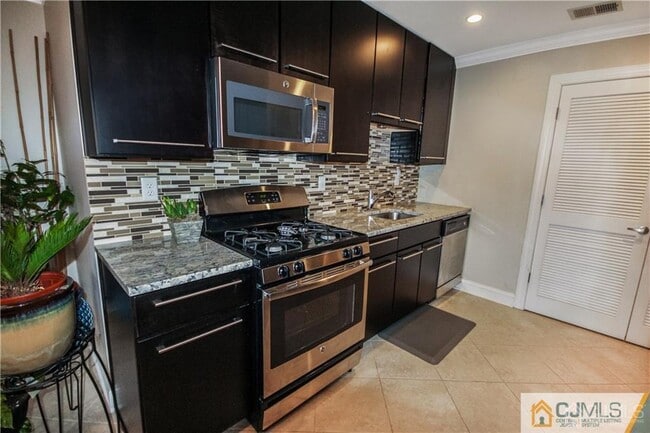 Building Photo - 1611 Raspberry Ct