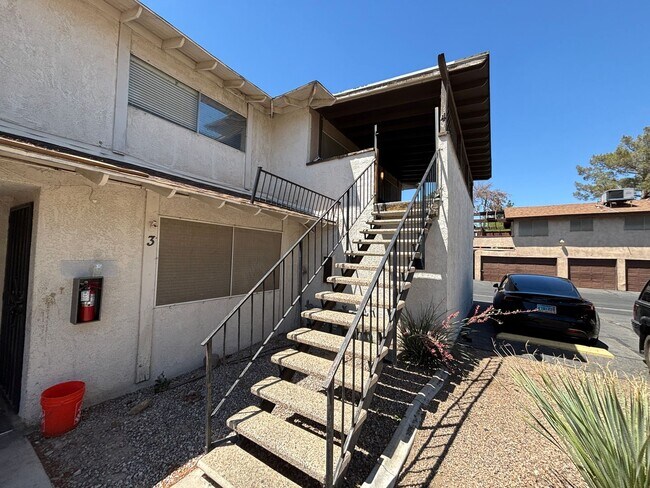 Building Photo - 2744 E Karen Ave