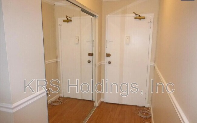 Building Photo - 1300 Army Navy Dr