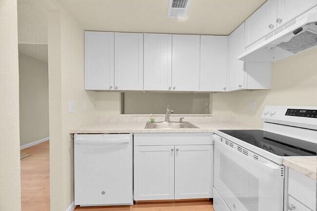 Building Photo - $1,695.00 - $500 OFF FIRST MONTH RENT - 2 ...