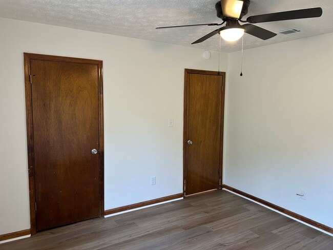 Building Photo - 120/122 Deer Creek Dr