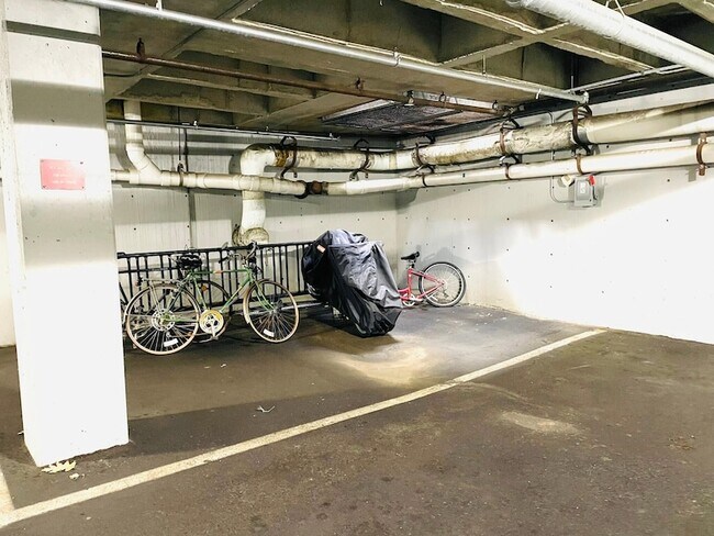 Building Photo - 33 Deer St