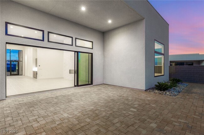 Building Photo - 10793 Vista Altura Ave