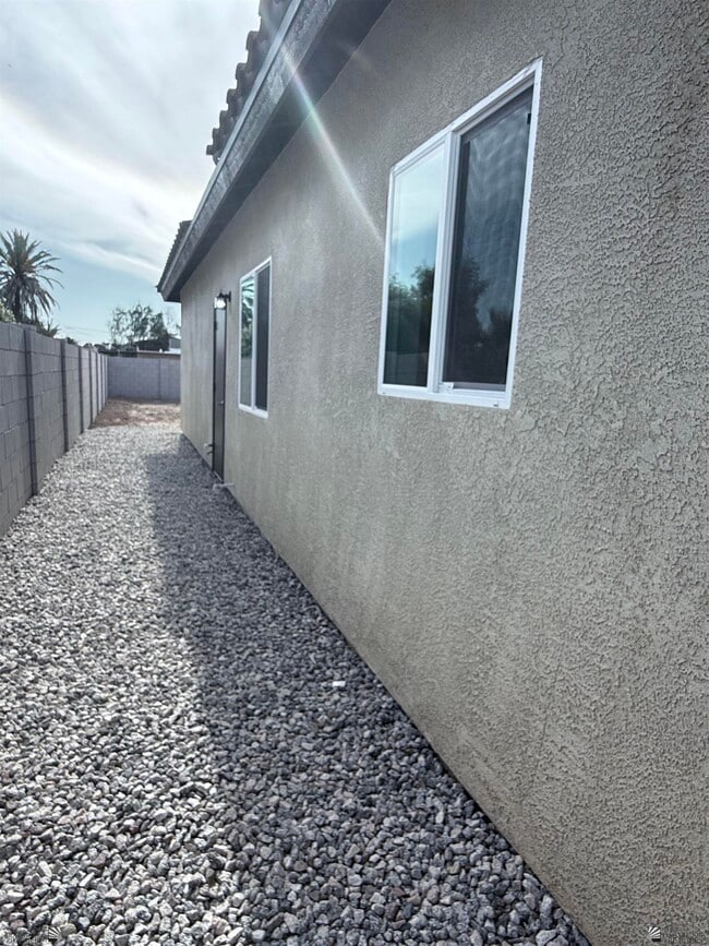 Building Photo - 436 S 17th Ave