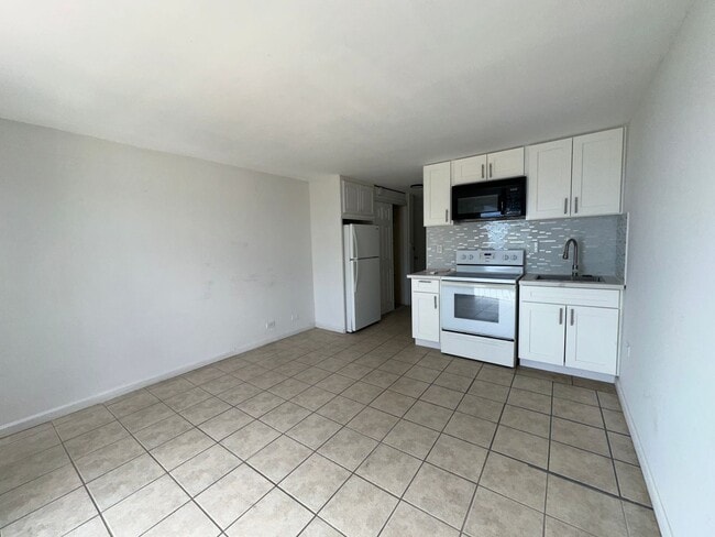 Building Photo - Makaha Surfside One Bedroom A building $16...