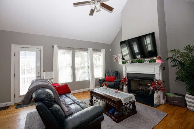 Building Photo - Charming 3 BR/2BA Ranch with fully fenced ...
