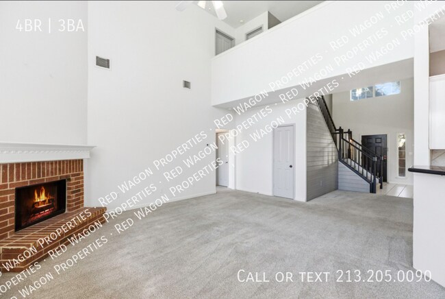 Building Photo - 2635 Lakehills St