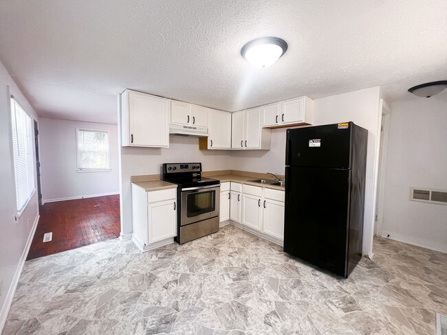 Building Photo - 2833 E Vermont St