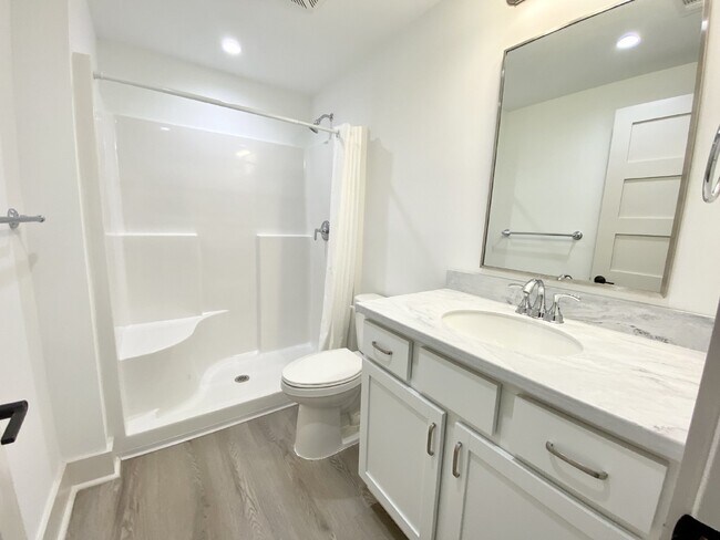 Building Photo - Two Bedroom Apartment Walking Distance to Downtown Bluffton!