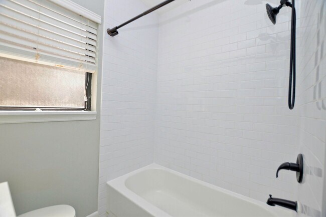 Building Photo - 4 bed 2 bath home