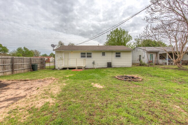 Building Photo - 404 S 200th E Ave