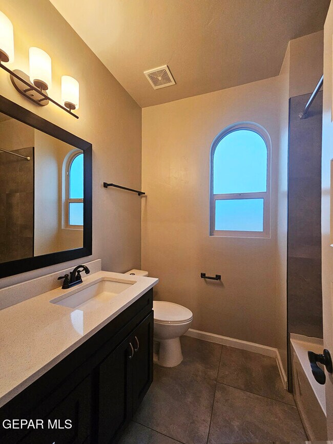 Building Photo - 13185 Tiverton Rd