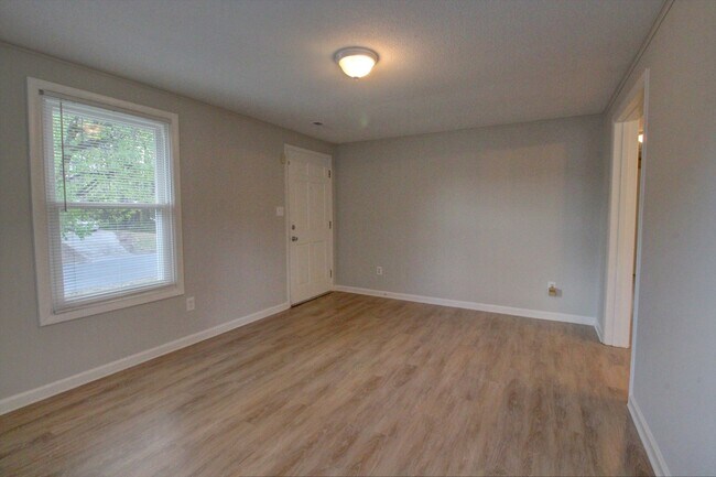 Building Photo - 2530 Glenbrook Dr