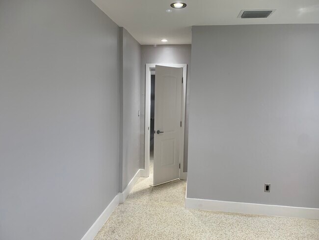 Building Photo - 10790 SW 88th Ave