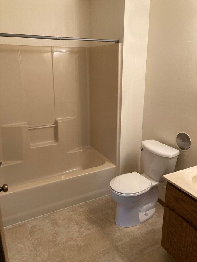 Building Photo - 2 Bedroom 1 Bath apartment on upper level