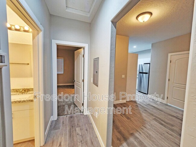 Building Photo - 1111 Sixshooter Ave