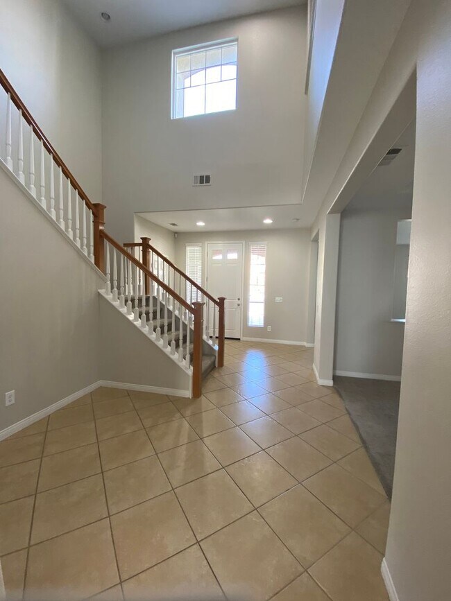 Building Photo - Beautiful 5 Bedroom Home in Murrieta Available!