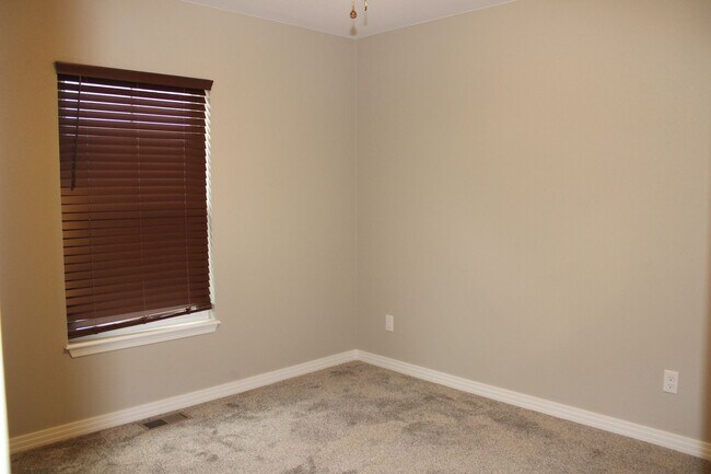 Building Photo - Room to Live, Work & Relax | Spacious 3 Bedroom Home