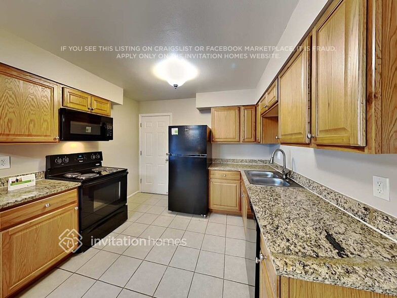 Building Photo - 11269 E Center Ave