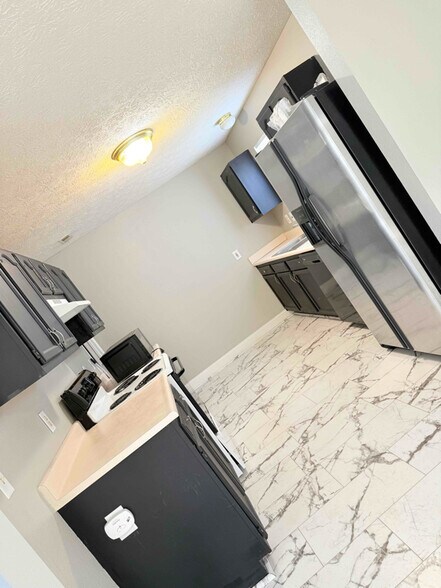 Building Photo - 1327 Roundtable Dr