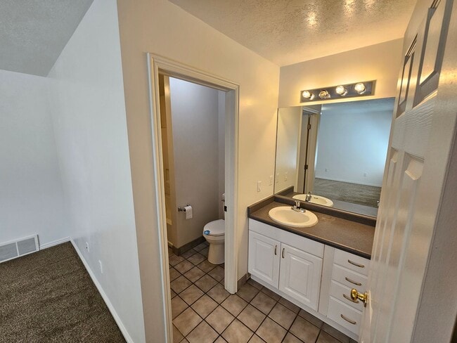 Building Photo - Spacious 3 Bd 2.5 Bath Townhouse in Bountiful