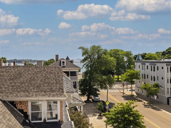 Building Photo - 944 E Broadway