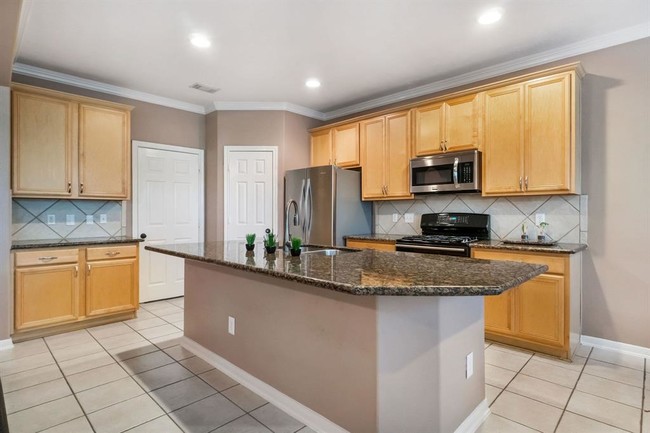 Building Photo - 7 Bellisima Ct