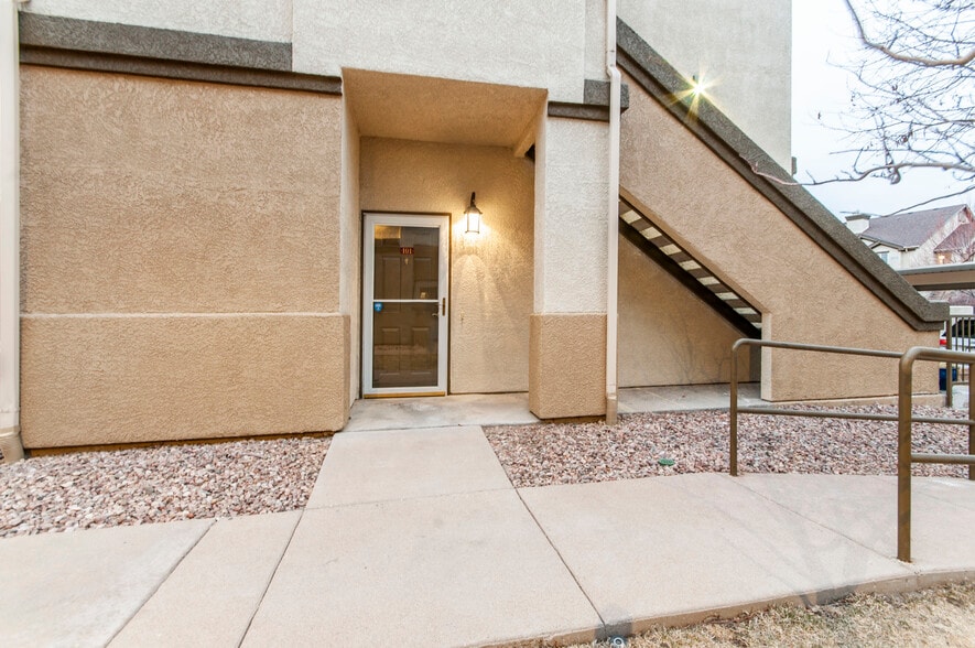 Building Photo - 3960 Riviera Grove