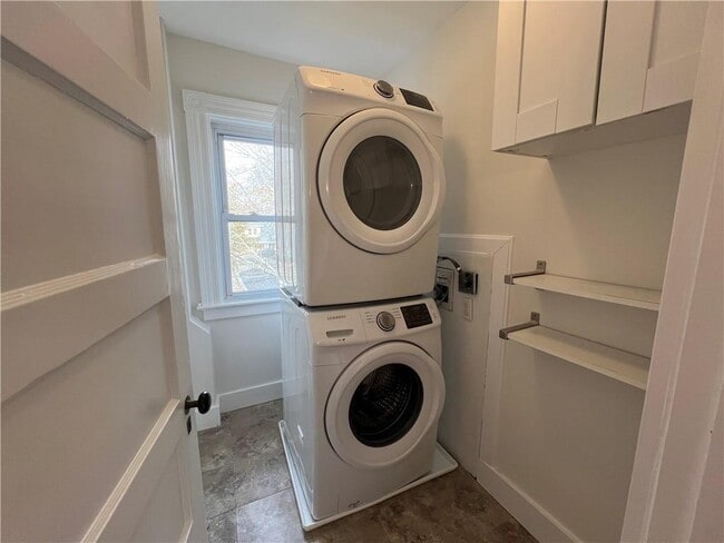 Building Photo - 109 1/2 Second St