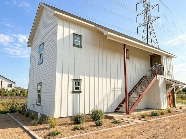 Building Photo - 1915 Creston Dr