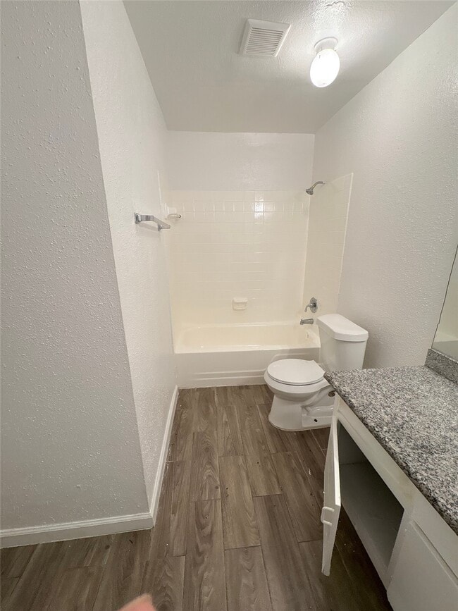 Building Photo - 5625 Antoine Dr