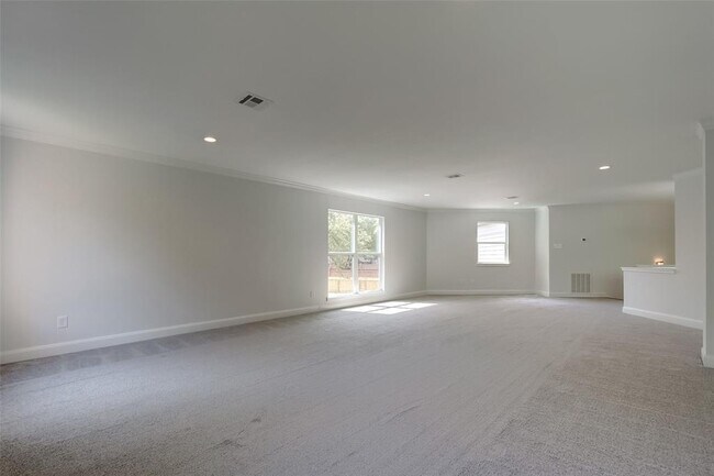 Building Photo - 818 Silvergate Dr