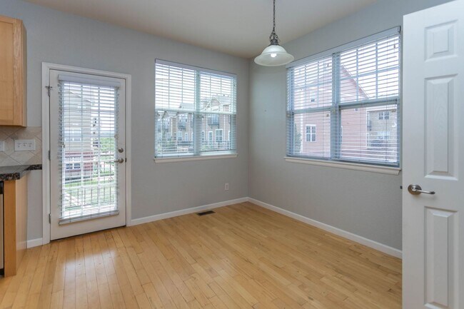 Building Photo - Downtown Living with Style & Views!