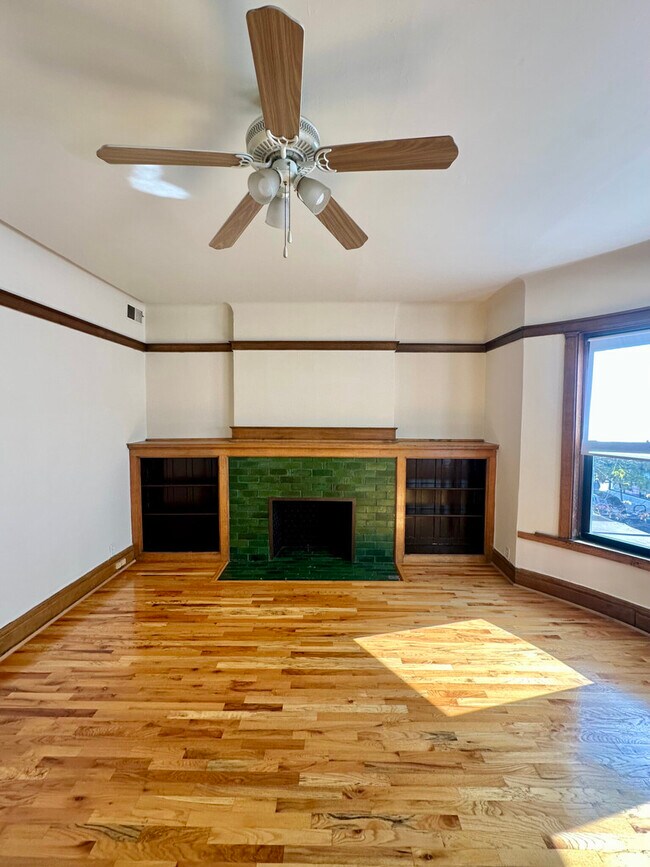 Building Photo - 1008 W Argyle St