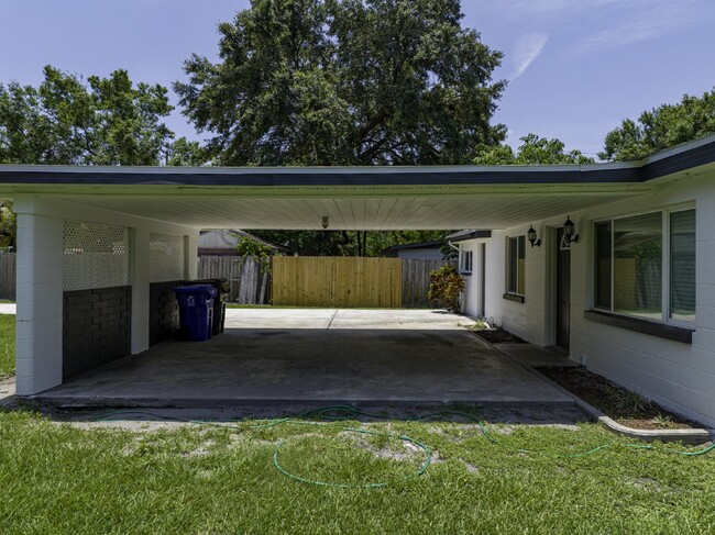 Building Photo - Central Lakeland Home with big yard!