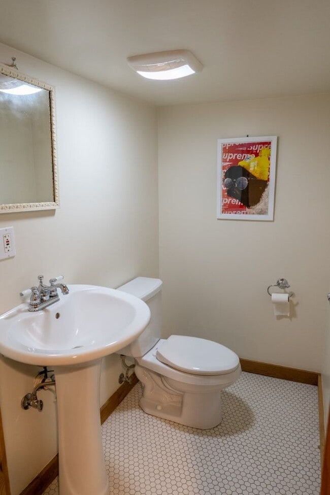 Building Photo - 4Bd/2.75Ba Seattle House