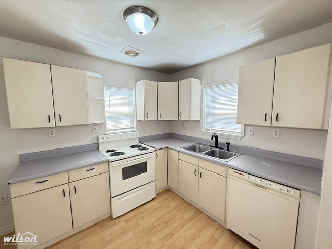 Building Photo - Spacious 3bd | 1ba House near Nob Hill Elementary School!