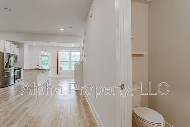 Building Photo - 30 Mardale Ln
