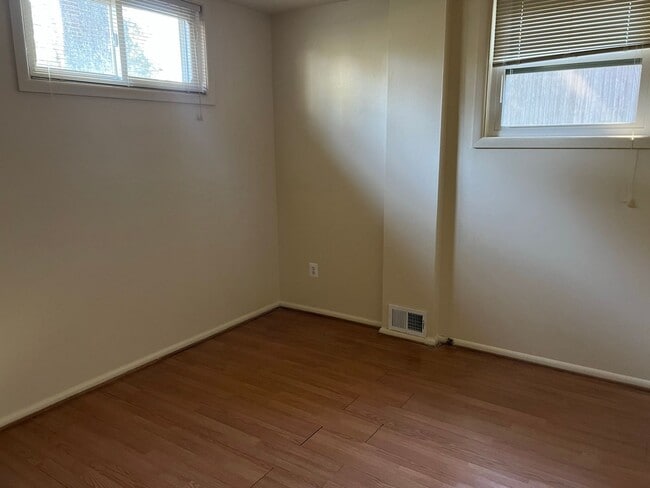Building Photo - Spacious Home , Great Location