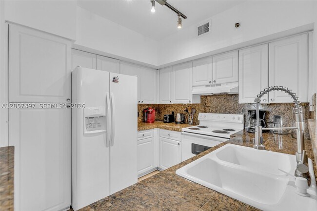 Building Photo - 19501 E Country Club Dr