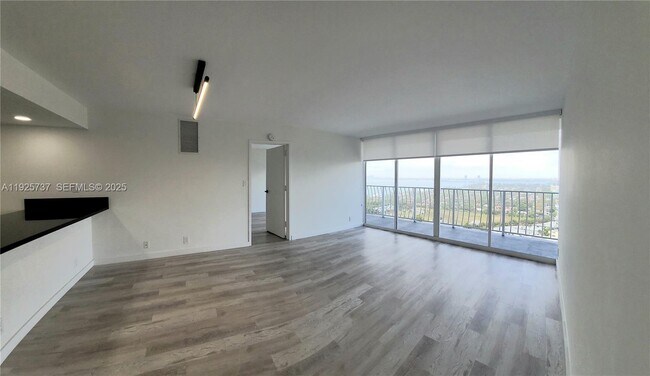 Building Photo - 7601 E Treasure Dr