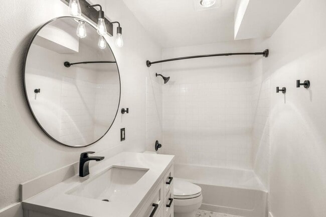 Building Photo - Stylish Lake Oswego 1 Bedroom Condo with L...
