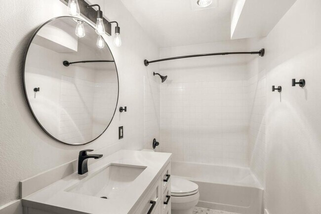 Building Photo - Stylish Lake Oswego 1 Bedroom Condo with Loft — Walk to Shops & Parks
