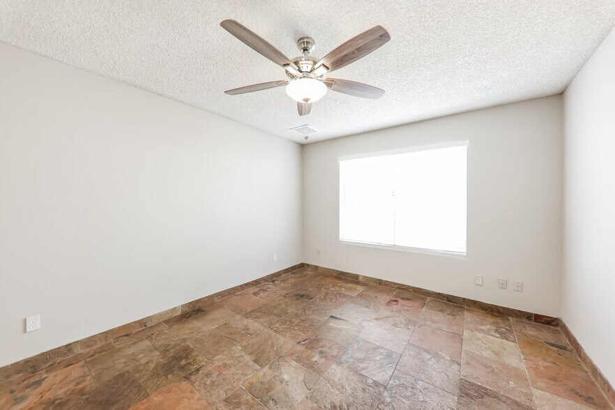 Building Photo - 3310 W Rose Garden Ln