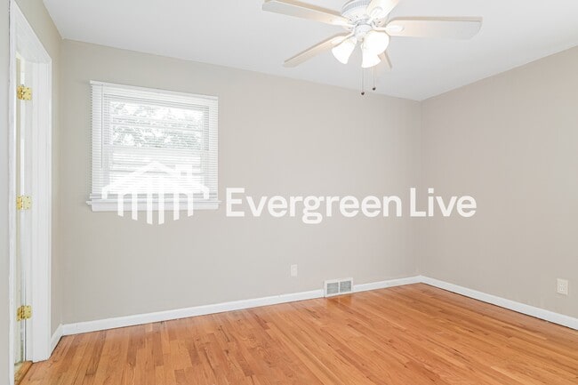 Building Photo - 380 S St Jacques St