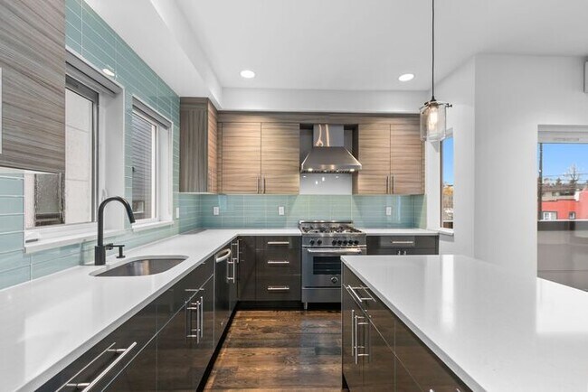 Building Photo - Stunning Modern Air-Conditioned in Coveted...