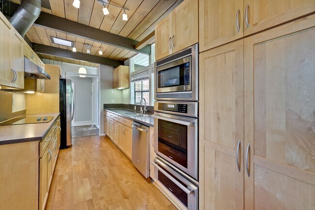 Building Photo - Beautifully Updated 4 Bed, 3 Bath Eichler ...