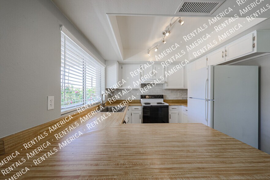 Building Photo - 1329 W Kristal Way