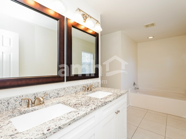 Building Photo - 12808 Lake Vista Dr