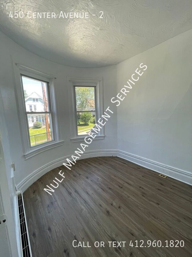 Building Photo - 3 Bed, 2 Bath Apartment with Bonus Room in...